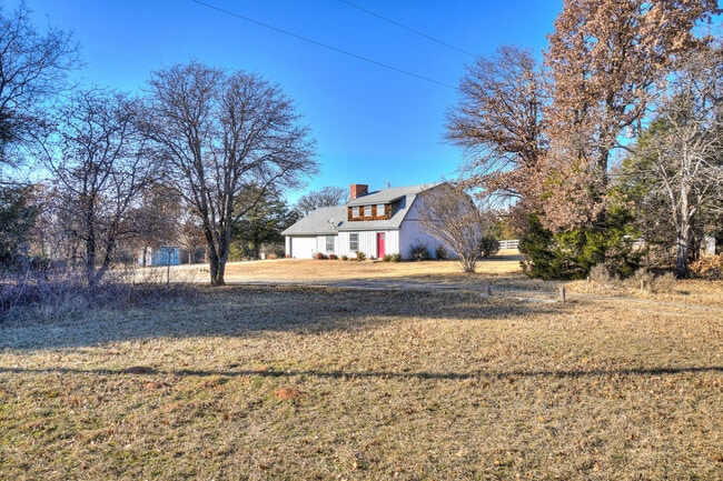 Building Photo - Beautiful 2 bed Ranch style home on 5 acres!