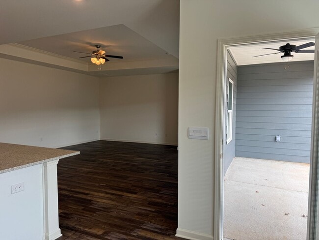 Building Photo - Springville Schools One Level 4 Bedroom / 3 Bathroom/ 3 Car Garage