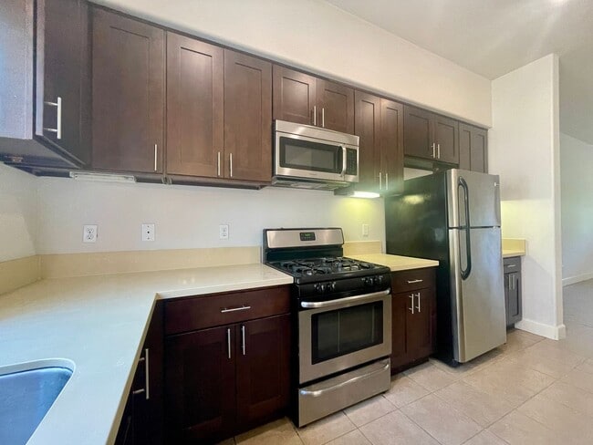 Building Photo - 3 Bed, 3 Bath Gated Modern Townhome –  2-Car Garage, 2 Balconies, All Appliances & AC