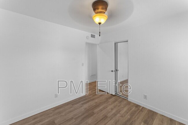 Building Photo - 18182 W Sundowner Way