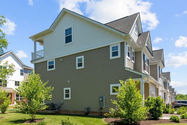 Building Photo - 230 Honey Ln