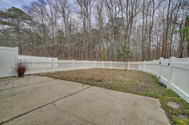 Building Photo - 3 Bedroom Townhouse in North Suffolk