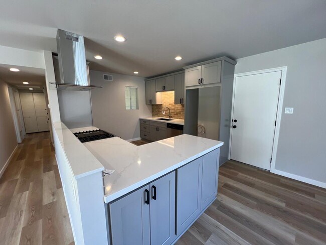 Building Photo - 160 Sands Pl