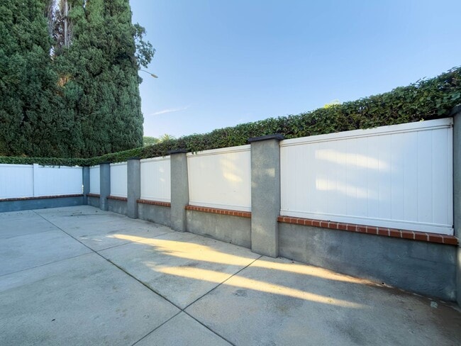 Building Photo - 10428 Riverside Dr