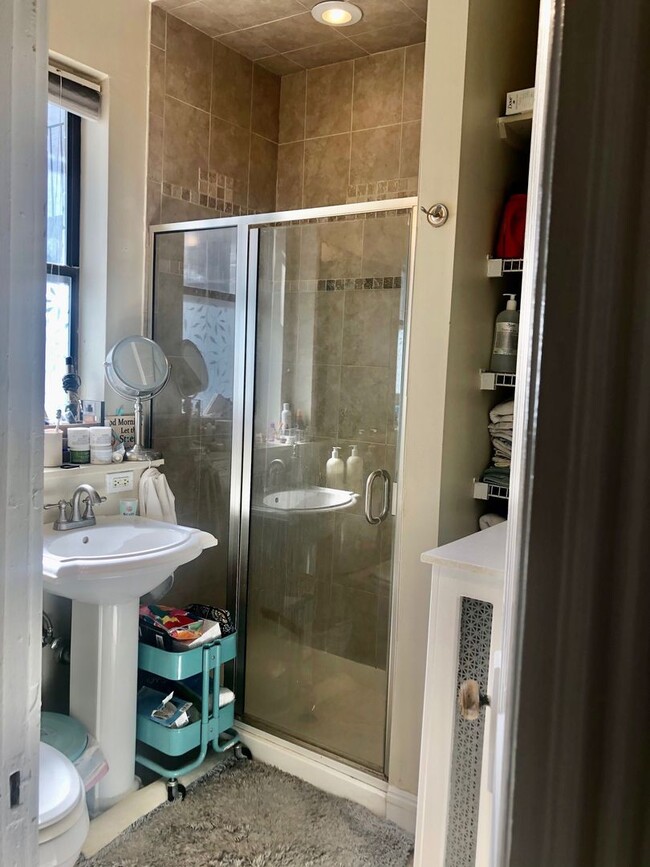 Building Photo - Beautifully updated 1 bed located next to ...