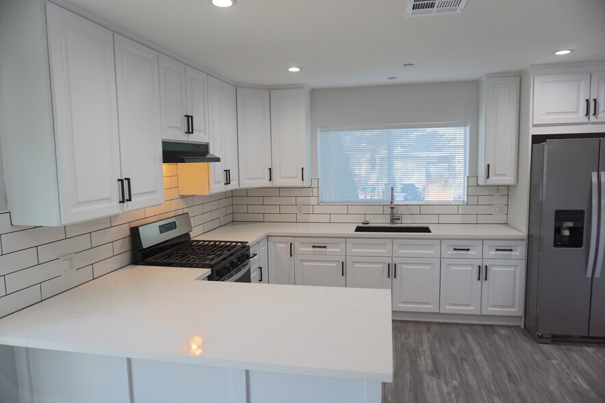 Building Photo - 10332 Jordan Ave
