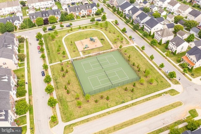 Building Photo - 240 Davis St