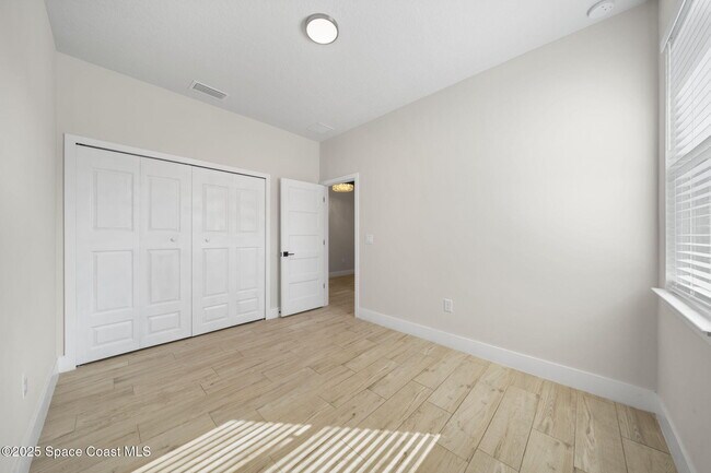 Building Photo - 434 Borraclough Ave