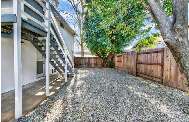 Building Photo - Adorable 2 bed 1 bath unit located in a 4 Plex close to Downtown Vacaville!!