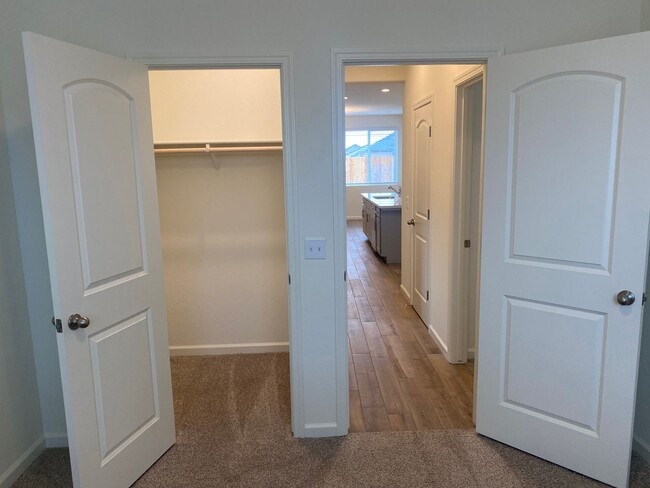 Building Photo - Newer 3 Bedroom 2 Bathroom Home in Tulare!