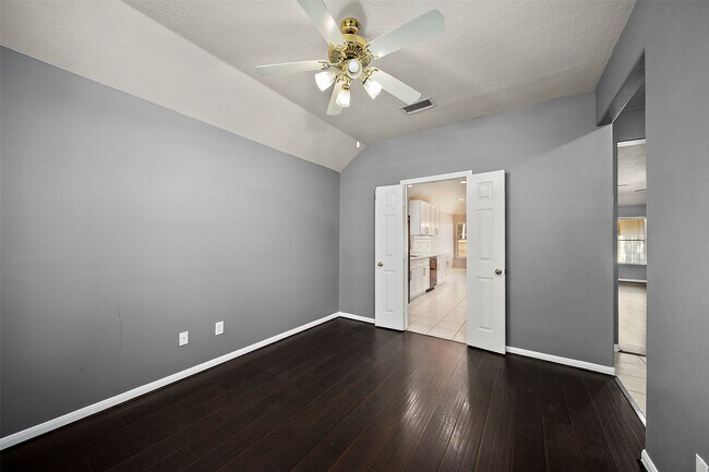 Building Photo - 10 S Willow Point Cir