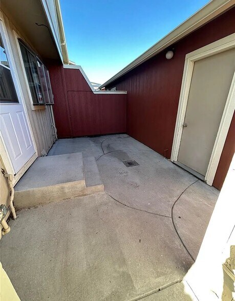 Building Photo - 440 W Rockrimmon Blvd