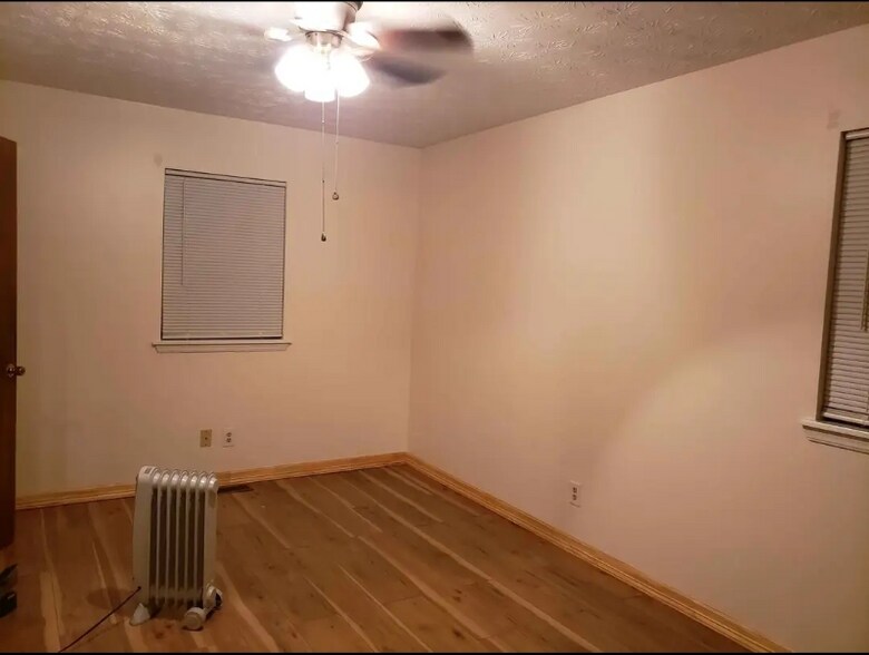 Building Photo - 800 Highland Ct