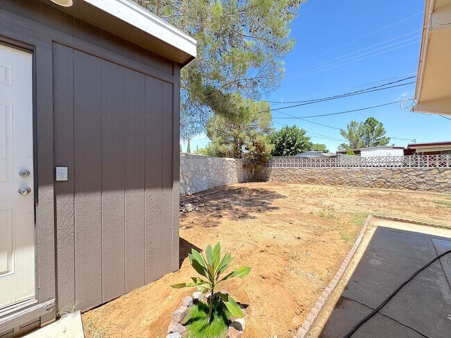 Building Photo - Northeast El Paso 4 Bed Refrig A/C!
