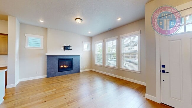 Building Photo - REED'S CROSSING!  Luxury Home, Stylish Amenities, Central Air-Conditioning, Close To Nike & Intel