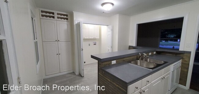 Building Photo - 2 br, 1 bath House - 547 E. Woodlawn Road