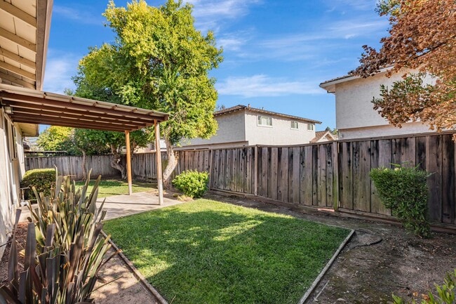 Building Photo - Recently Remodeled Duplex with Private Bac...