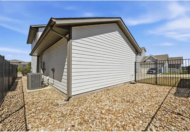 Building Photo - 8401 Orizzonte St