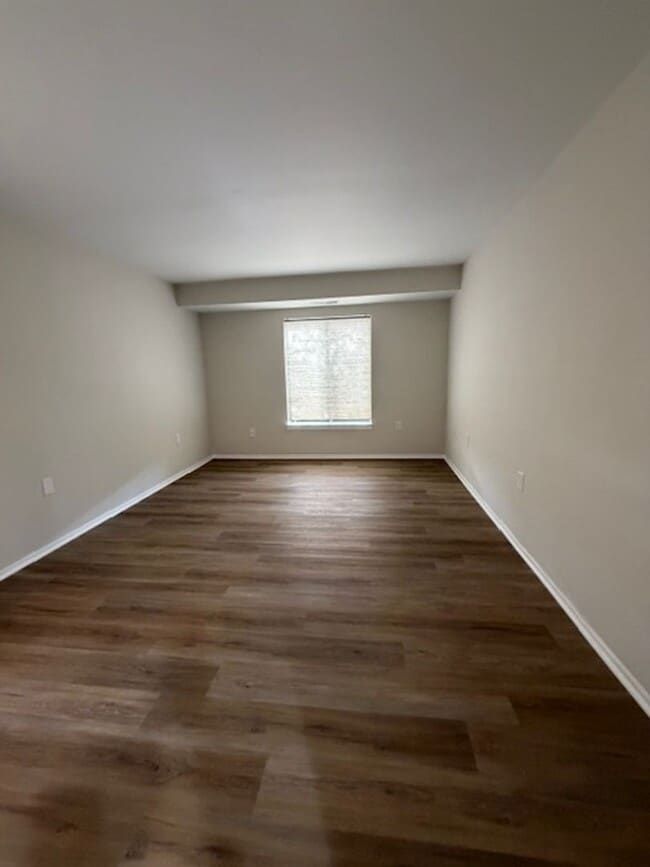 Building Photo - SPACIOUS 2 BEDROOM 2 BATH CONDO IN CENTER CT