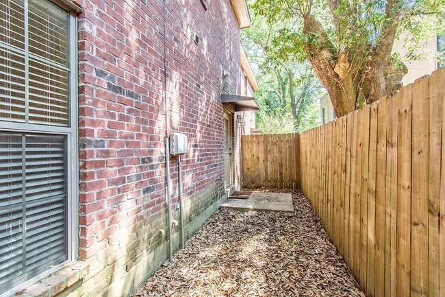 Building Photo - 120 Deraney Ln