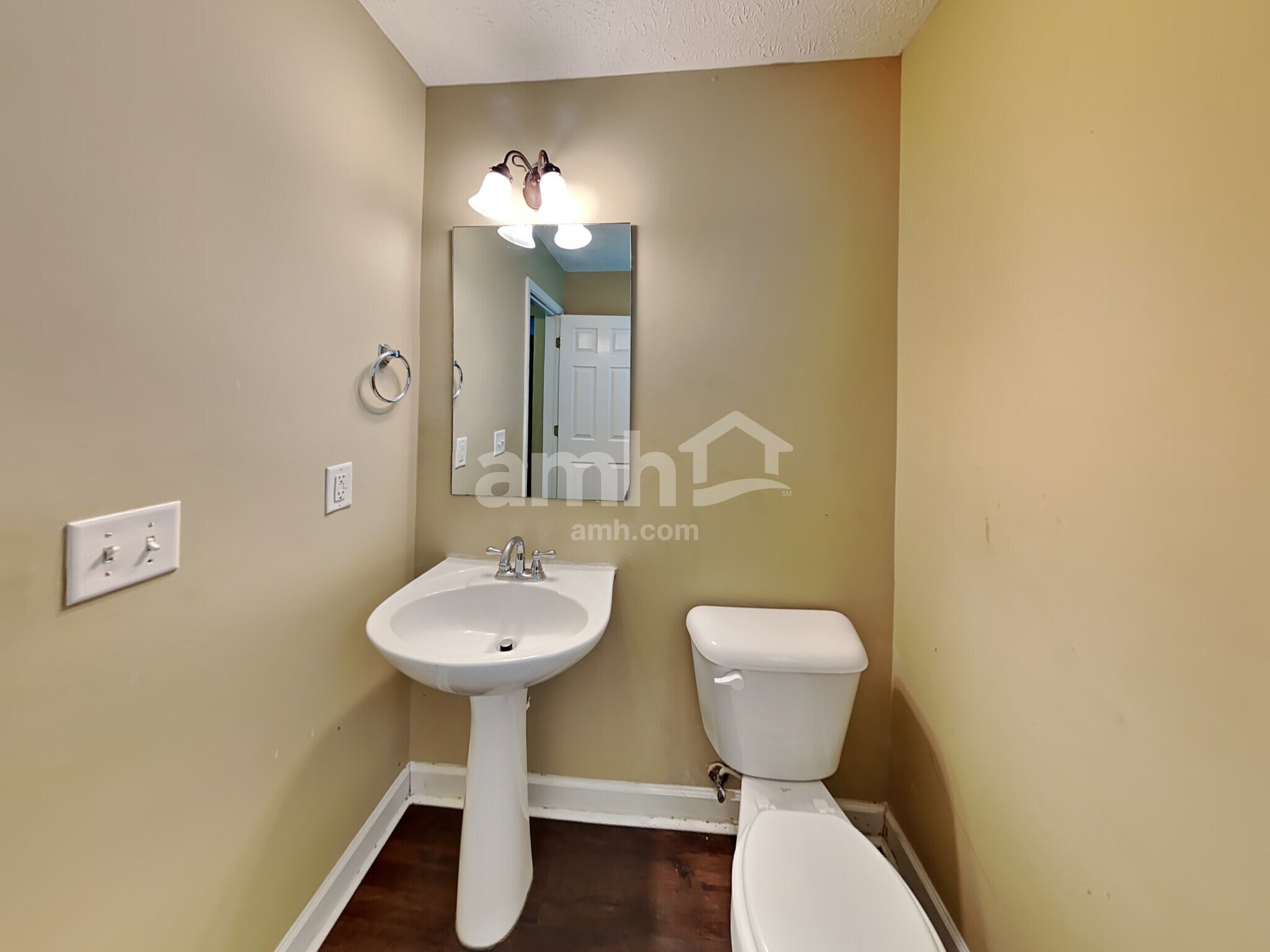 Building Photo - 6012 Mountview Dr