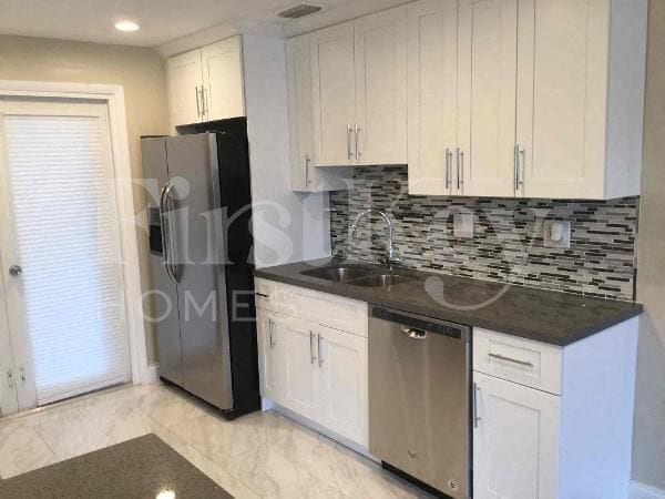 Building Photo - 2530 NE 9th Ave