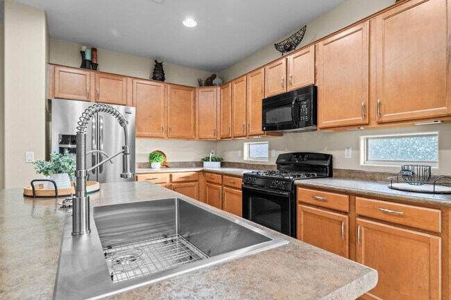 Building Photo - 16048 W Papago St