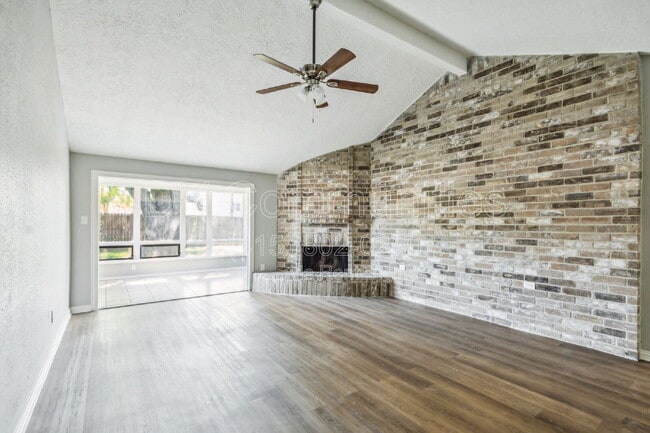 Building Photo - 809 Willow Creek Dr