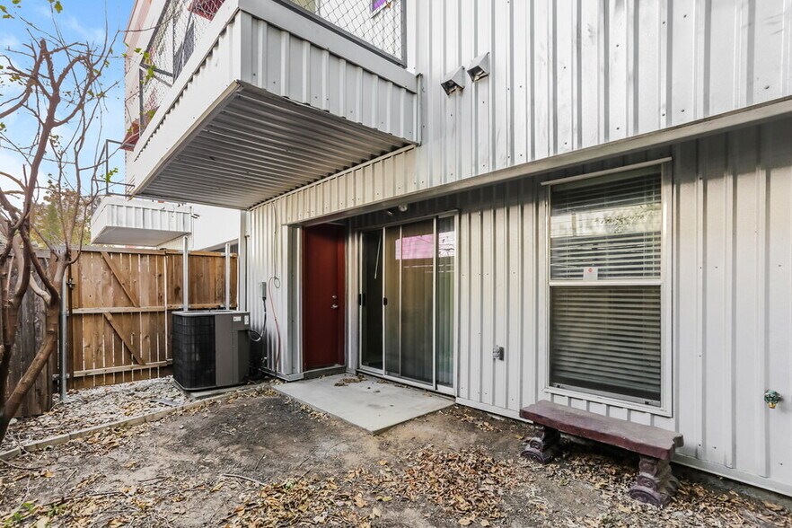 Building Photo - 4614 Lester Dr