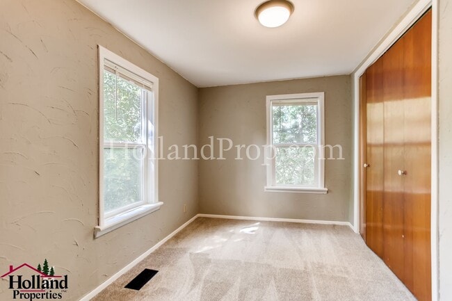 Building Photo - Hidden gem in SW Portland 2bd 1bth waiting for you!