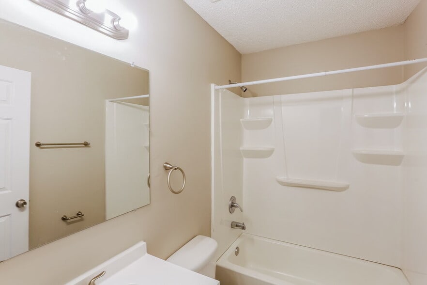 Building Photo - 5305 Oak Court Cove N