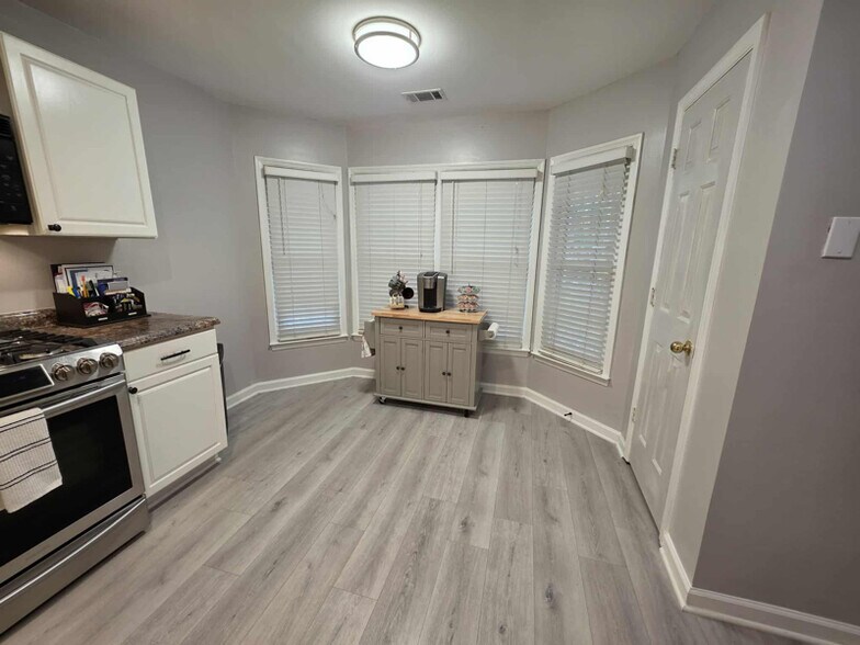 Building Photo - 1211 Fern Hollow Dr