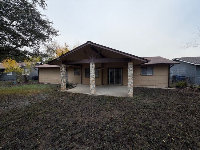 Building Photo - Lovely Single Story 3 Bedroom 2 Bath w/ easy access to Lackland AFB, Sea World, & Shopping