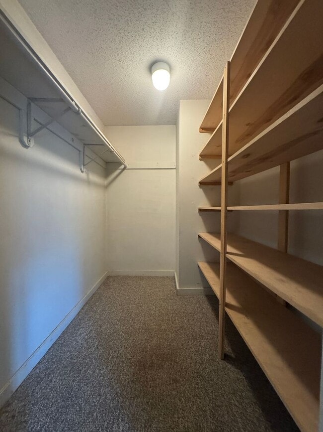 Building Photo - 2 bedroom with loft in downtown Quechee