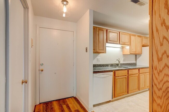 Building Photo - 7 Greenbriar Dr