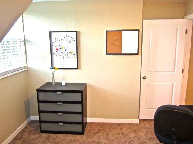 Building Photo - 2 Bed 1 Bath Top Floor Corner Unit Condo