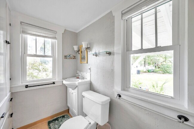 Building Photo - Gulfport Arts District Living — Furnished 3BR Bungalow with Large Yard and Easy Coastal Access |