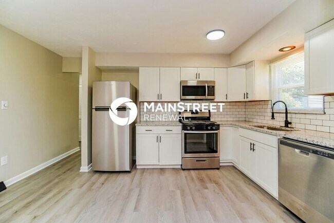 Building Photo - 3 Bedroom Pet-Friendly Home in Columbus, OH with Main Street Renewal
