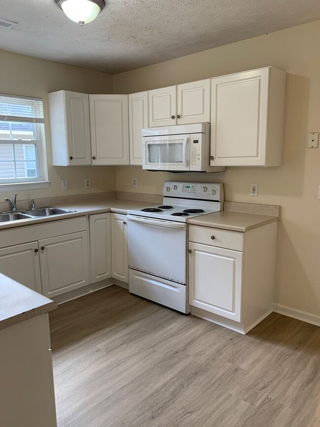 Building Photo - $500 OFF 1ST MONTH'S RENT3 Bedroom 3 Bath ...