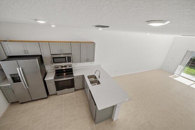 Building Photo - 8744 Daybreak St