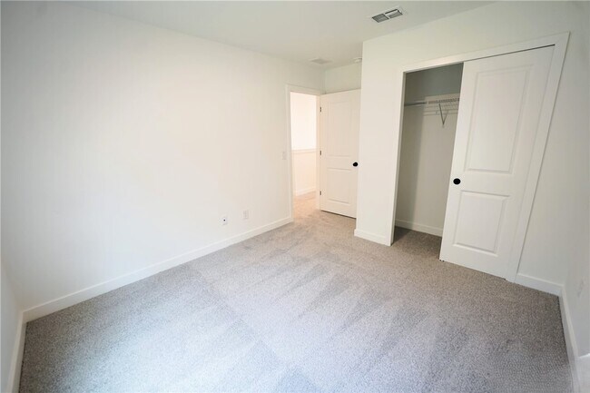 Building Photo - 134 Kingswood Ter