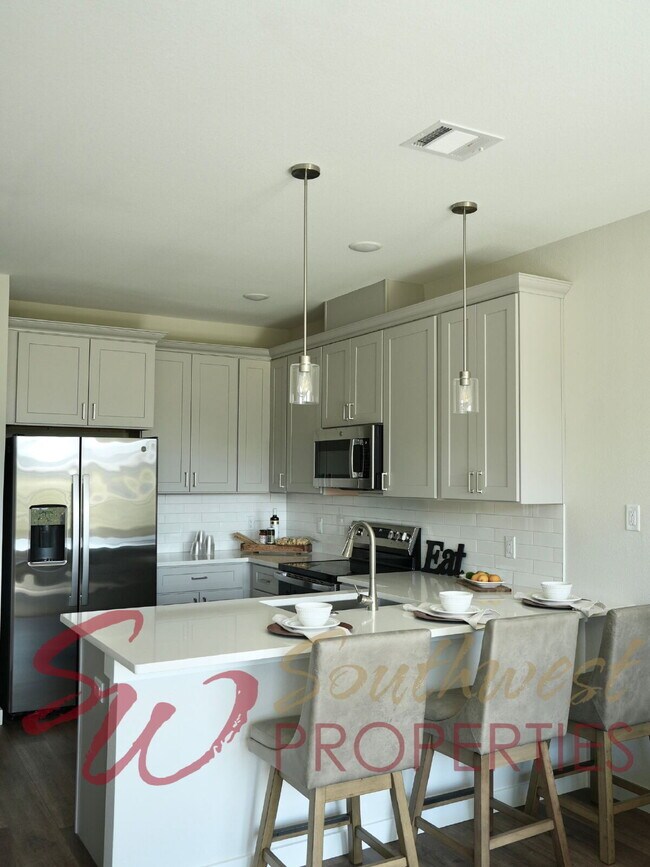 Building Photo - Upgrade your living experience across from campus in this fully furnished 3 bedroom 2.5 bath!