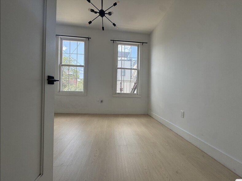 283 Webster 2L - 285 Webster Ave