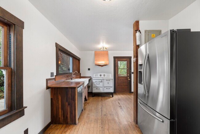 Building Photo - 1409 Avon Park Ter