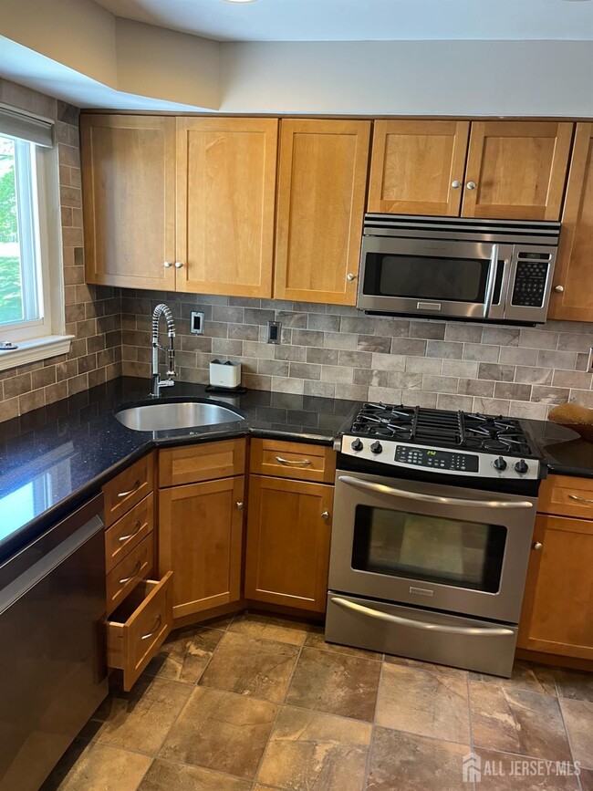Building Photo - 511 Chanticleer