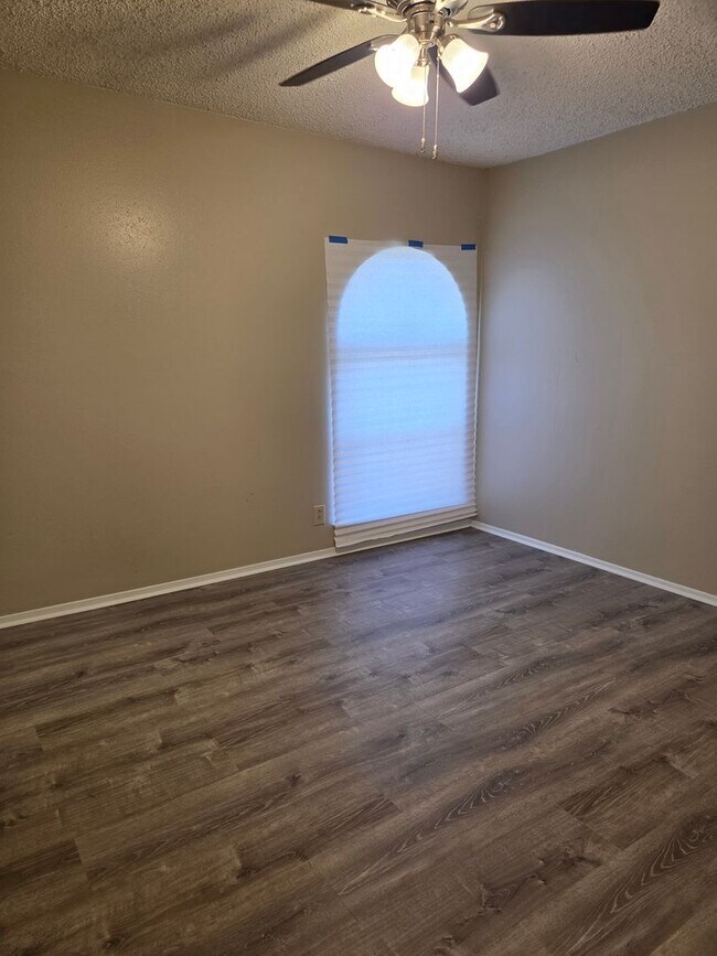 Building Photo - Spacious 4 Bedroom Ranch