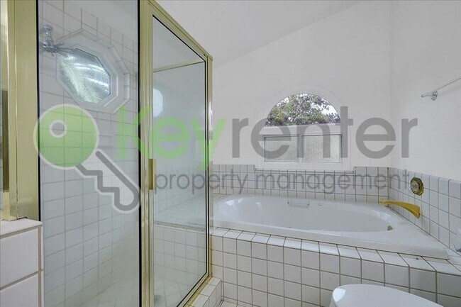 Building Photo - 1330 Kingswood Dr