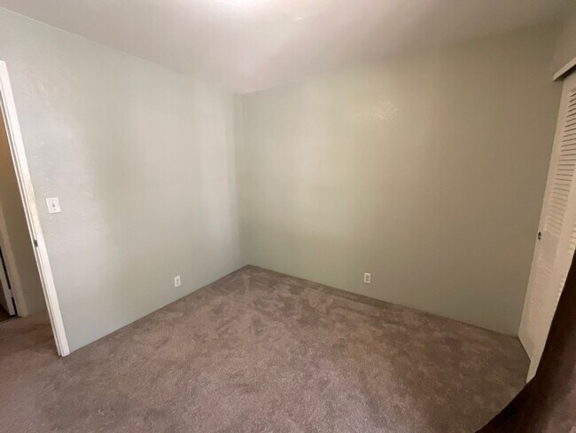 Building Photo - 625 Mananai Pl