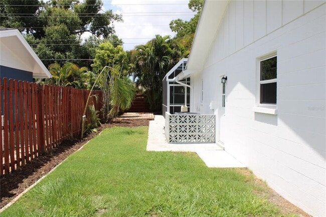 Building Photo - 4215 18th Ave Dr W