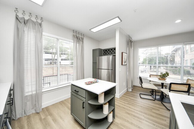Building Photo - 3003 Memorial Ct